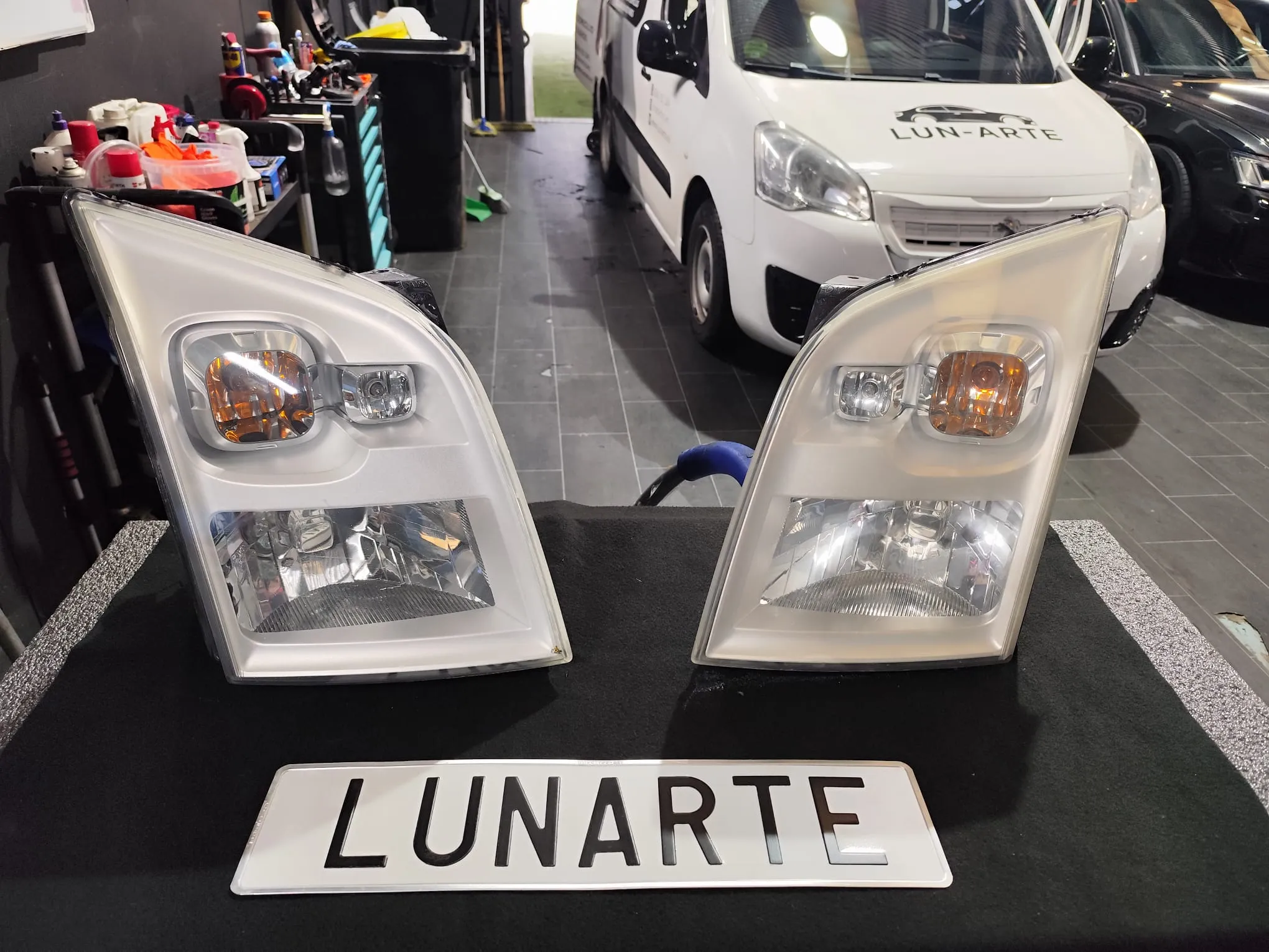 Faros de furgoneta restaurados y transparentes tras pulido LUN-ARTE