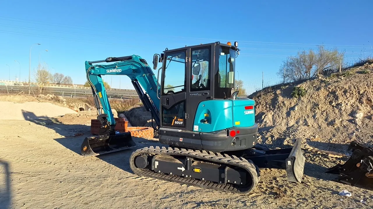 Tintado de lunas en excavadora Sunward SWE60UF para maquinaria industrial
